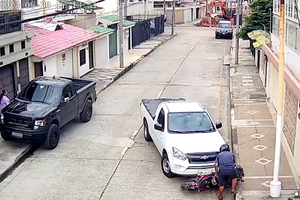 Video: hombre chocó varias veces a motociclista que robó a una mujer, ¿qué dijo luego?