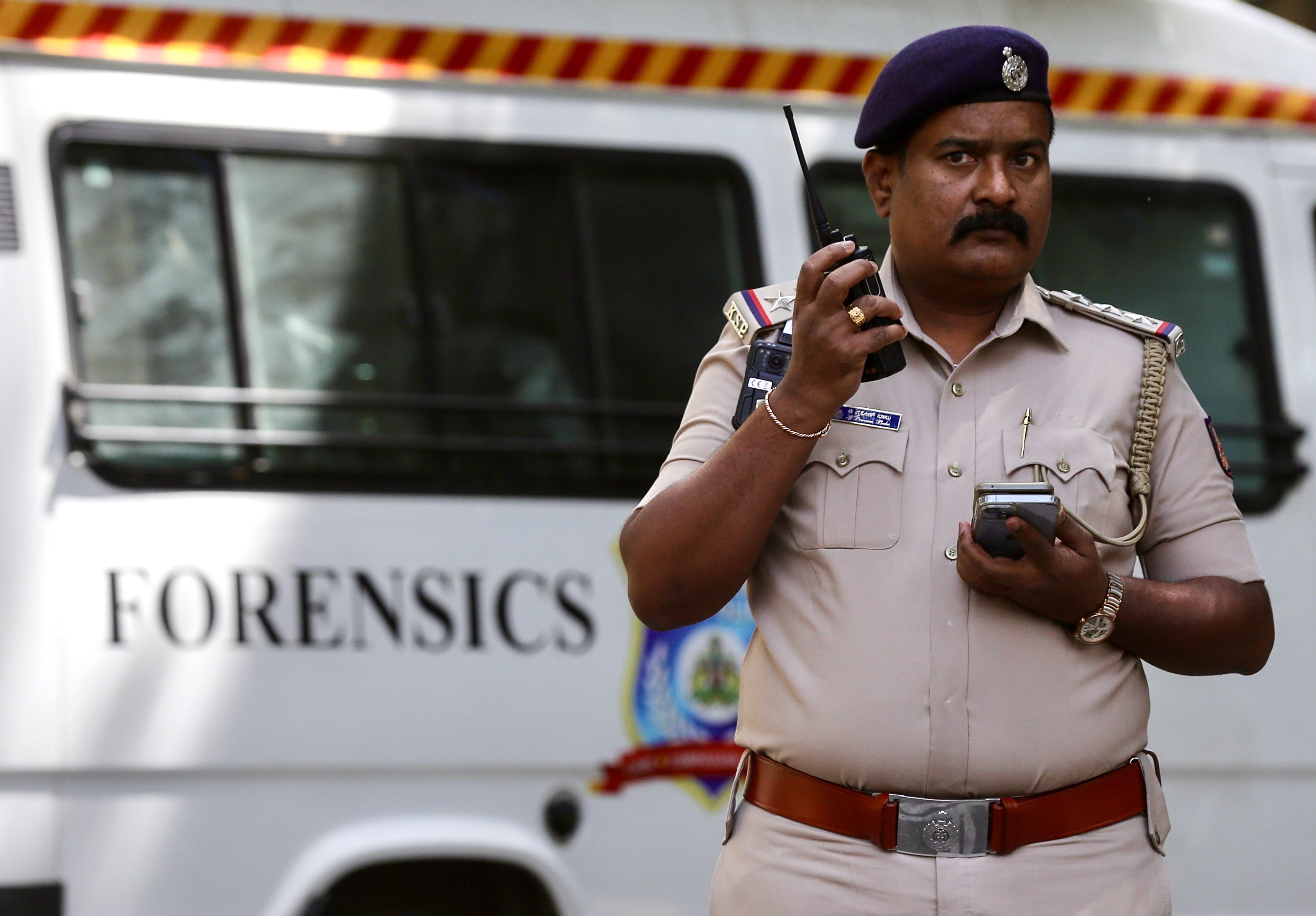 Bangalore (India), 02/03/2024.- An Indian police personnel works, alongside a National Security Guard (NSG) federal contingency deployment force team, at the site of a bomb blast at a hotel in Bangalore, India, 02 March 2024. At least nine people were injured after a low-intensity bomb blast occurred during lunch hour at the Rameshwaram Cafe on 01 March, according to Karnataka State Police Chief Alok Mohan. An investigation is underway. EFE/EPA/JAGADEESH NV