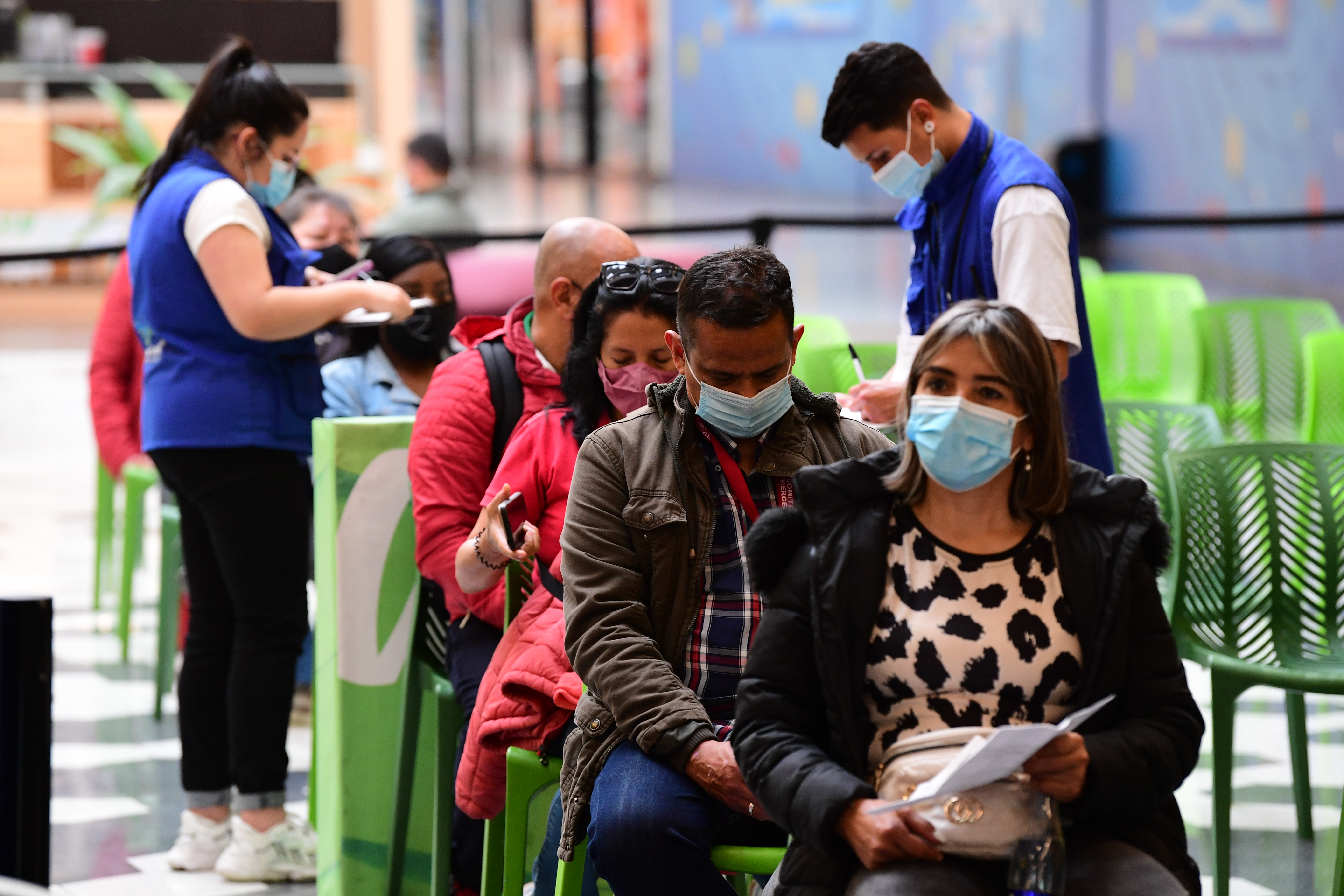 Filas y jornadas de vacunación contra el Covid -19 en diversos puntos de la capital