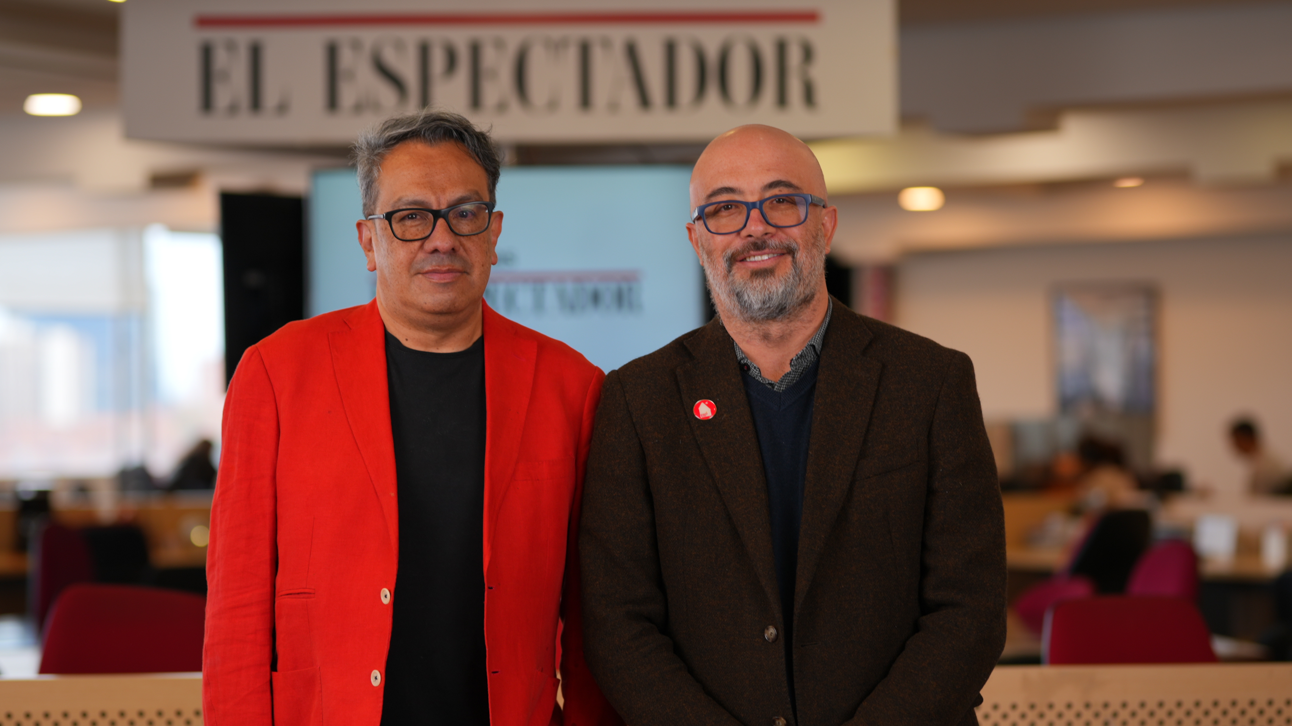 Jaime Cerón (izq.), curador de la BOG25, junto a Santiago Trujillo, secretario de Cultura de Bogotá.