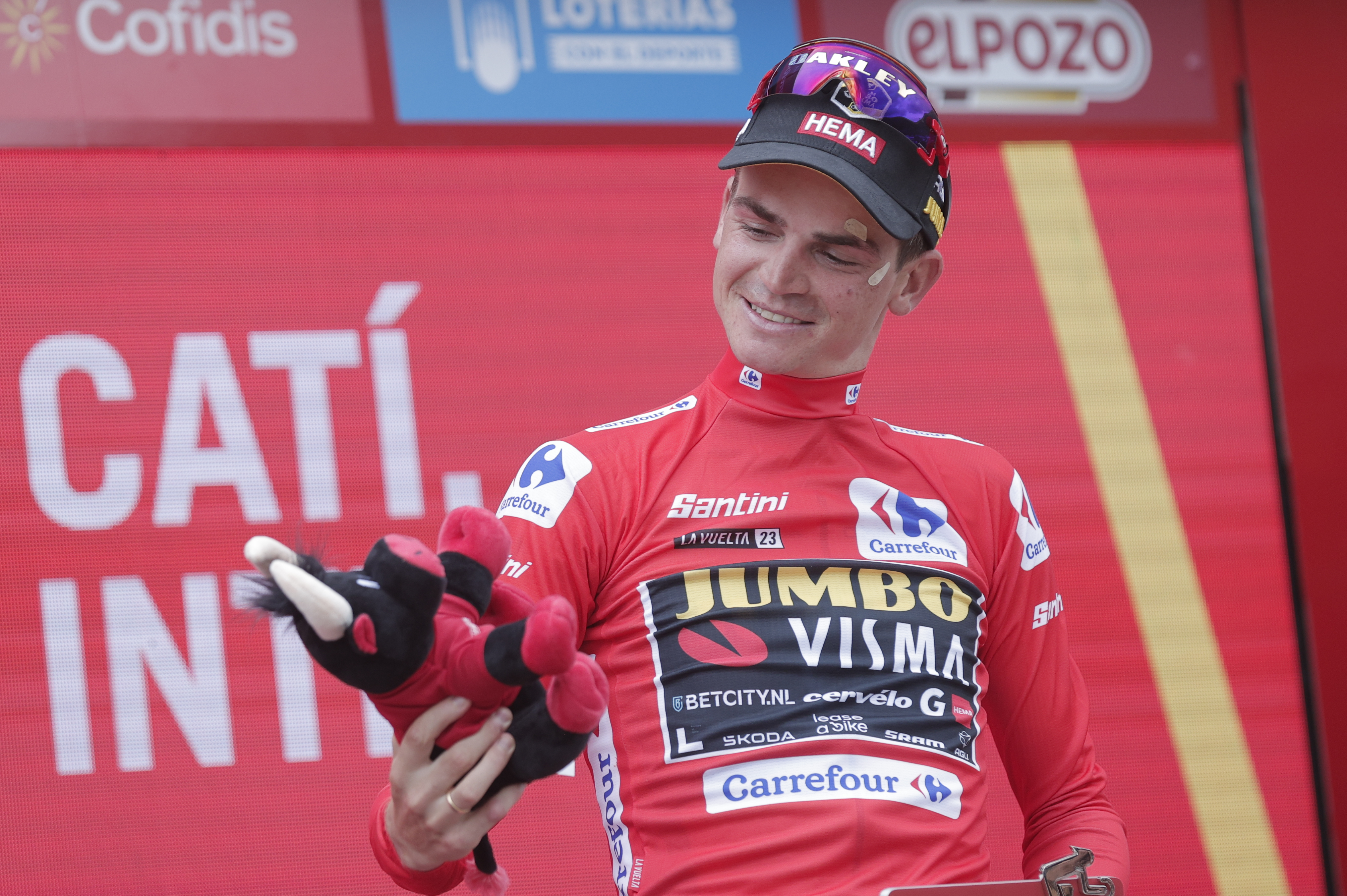 XORRET DE CATÍ (ALICANTE), 02/09/2023.- El ciclista estadounidense Sepp Kuss, del equipo Jumbo-Visma, celebra en el podio con el maillot rojo tras proclamarse líder de la clasificación general al término de la octava etapa de la Vuelta a España, de 165 km entre las localidades de Denia y Xorret de Catí, este sábado en Alicante. EFE/ Manuel Bruque