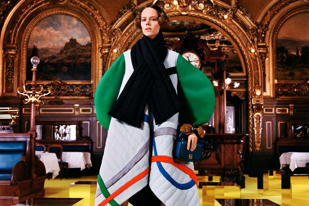 Loewe apuesta en París por experimentar y salir del blanco y negro