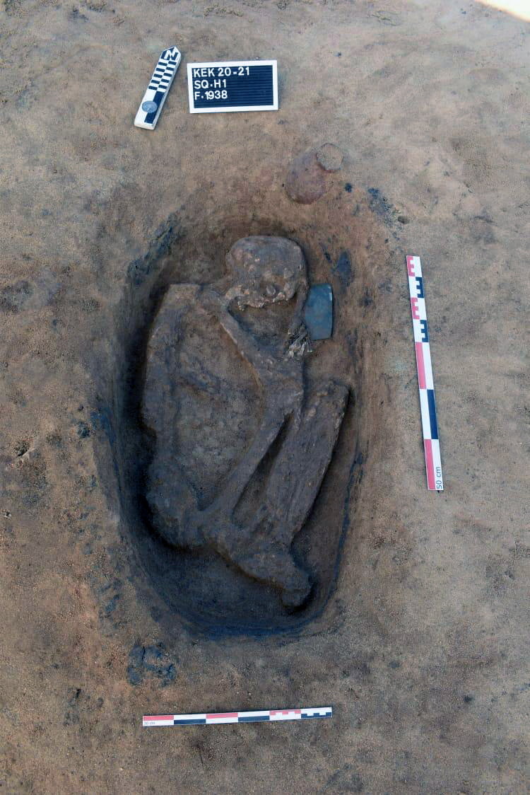 Misión arqueológica descubre 110 tumbas en Egipto