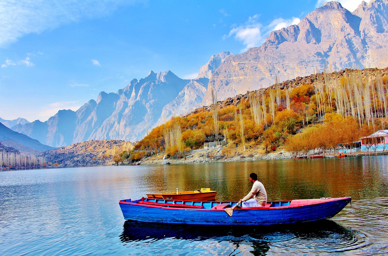 Durante años Pakistán ha sido ignorado por el turismo tradicional, pero los aventureros más intrépidos mantienen vivo este destino, listos para el día en que reclame el lugar que le corresponde entre los grandes destinos turísticos. Y ese día podría estar cerca: con la reducción de las tensiones políticas, los operadores de viajes de aventura regresan a los bazares pakistaníes, las mezquitas que alzaron los mogoles, los valles alpinos y los puertos nevados del Himalaya. Existe también un incentivo ético: cada rupia gastada en Pakistán ayuda a la reconstrucción del país tras las inundaciones del 2022.