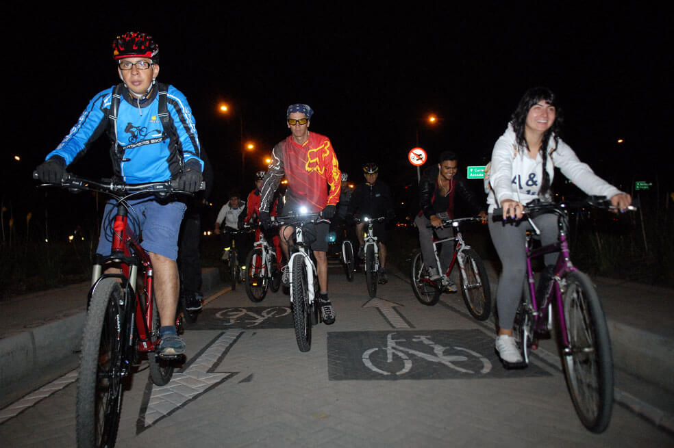 Ciclistas se movilizan por el 9 de abril en Bogotá