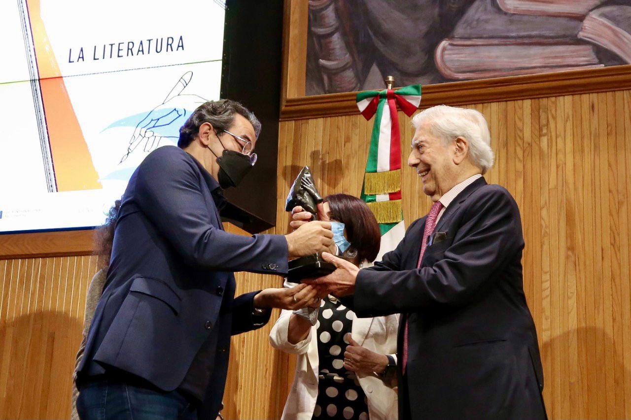 Juan Gabriel Vásquez gana el Premio de Novela Mario Vargas Llosa