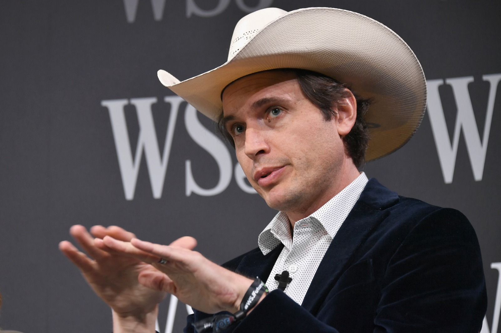 Él es Kimbal Musk, el hermano menor de Elon Musk. Ambos hacen parte de la junta directiva de Tesla.