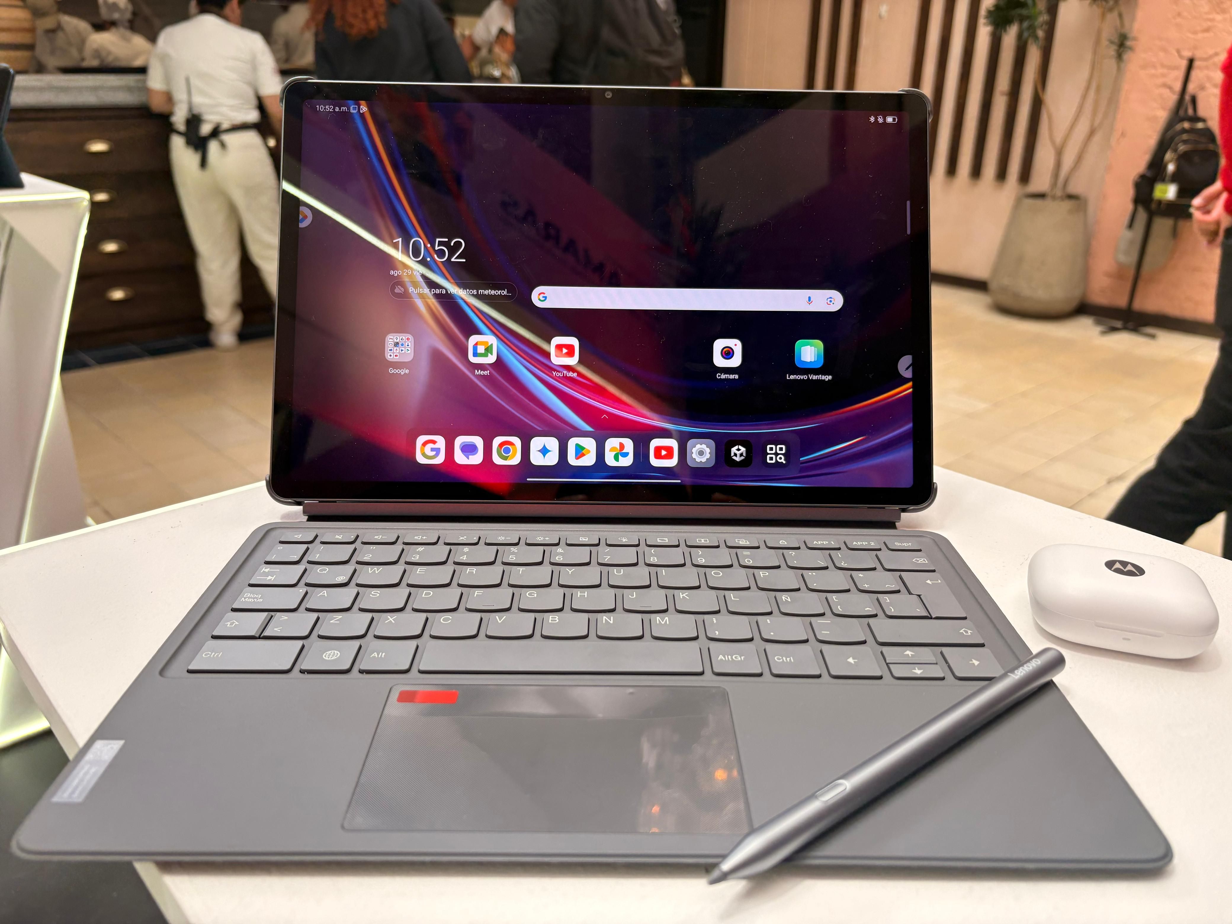 La nueva Lenovo Idea Tab Pro incluye unos audífonos inalámbricos en la caja.