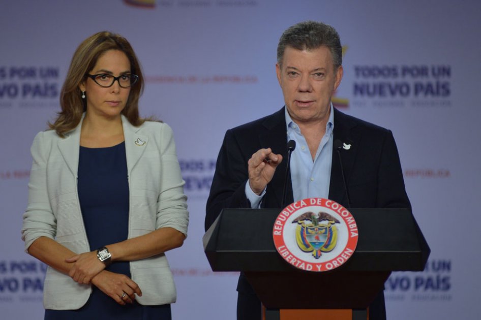 Santos pide a padres de familia denunciar abusos en listas escolares