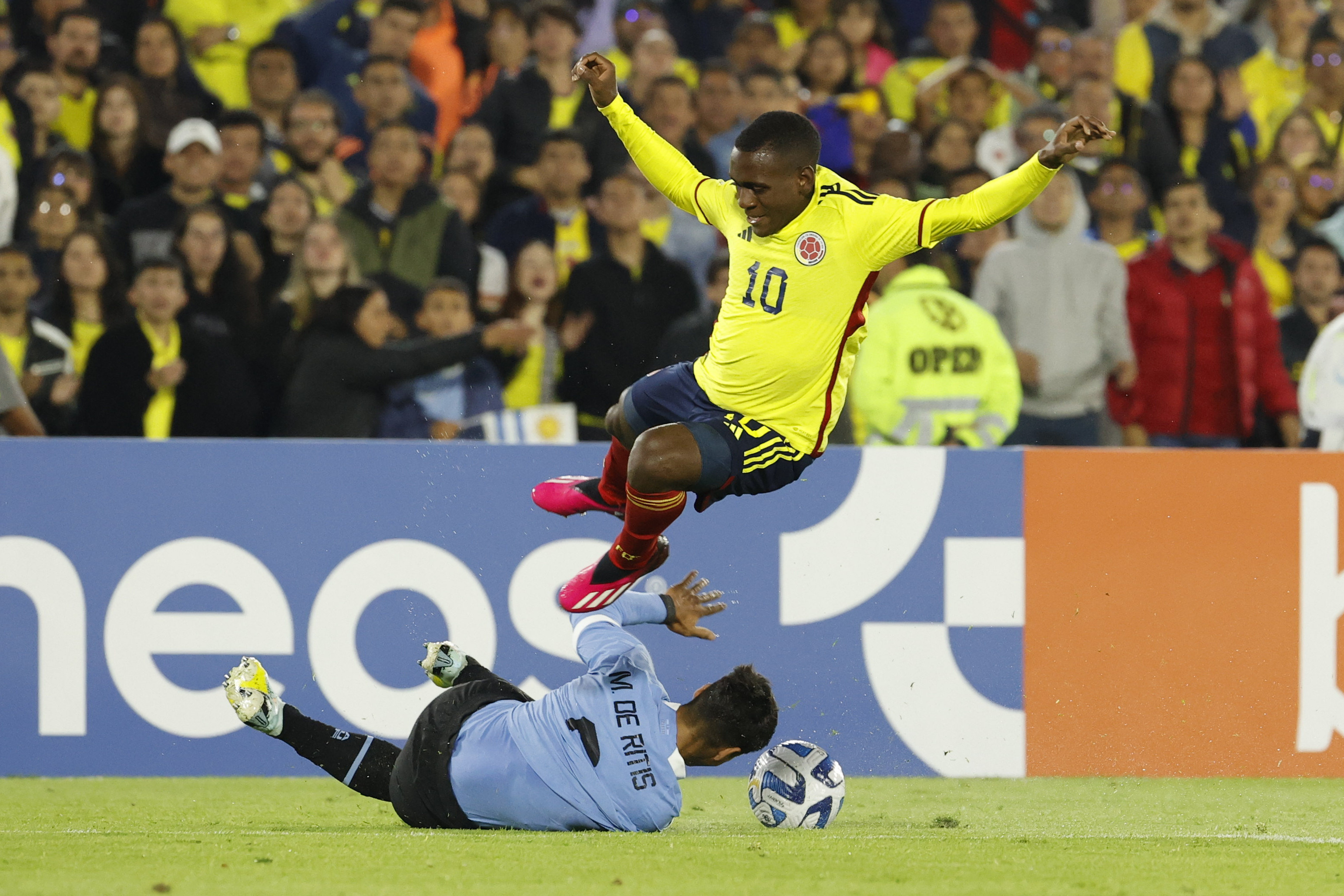 Colombia tropezó en Bogotá y abrió con derrota su camino en el hexagonal