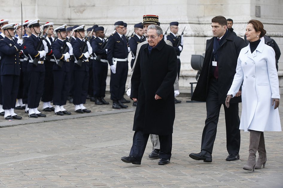 Raúl Castro inició su visita de Estado a Francia, dominada por temas económicos