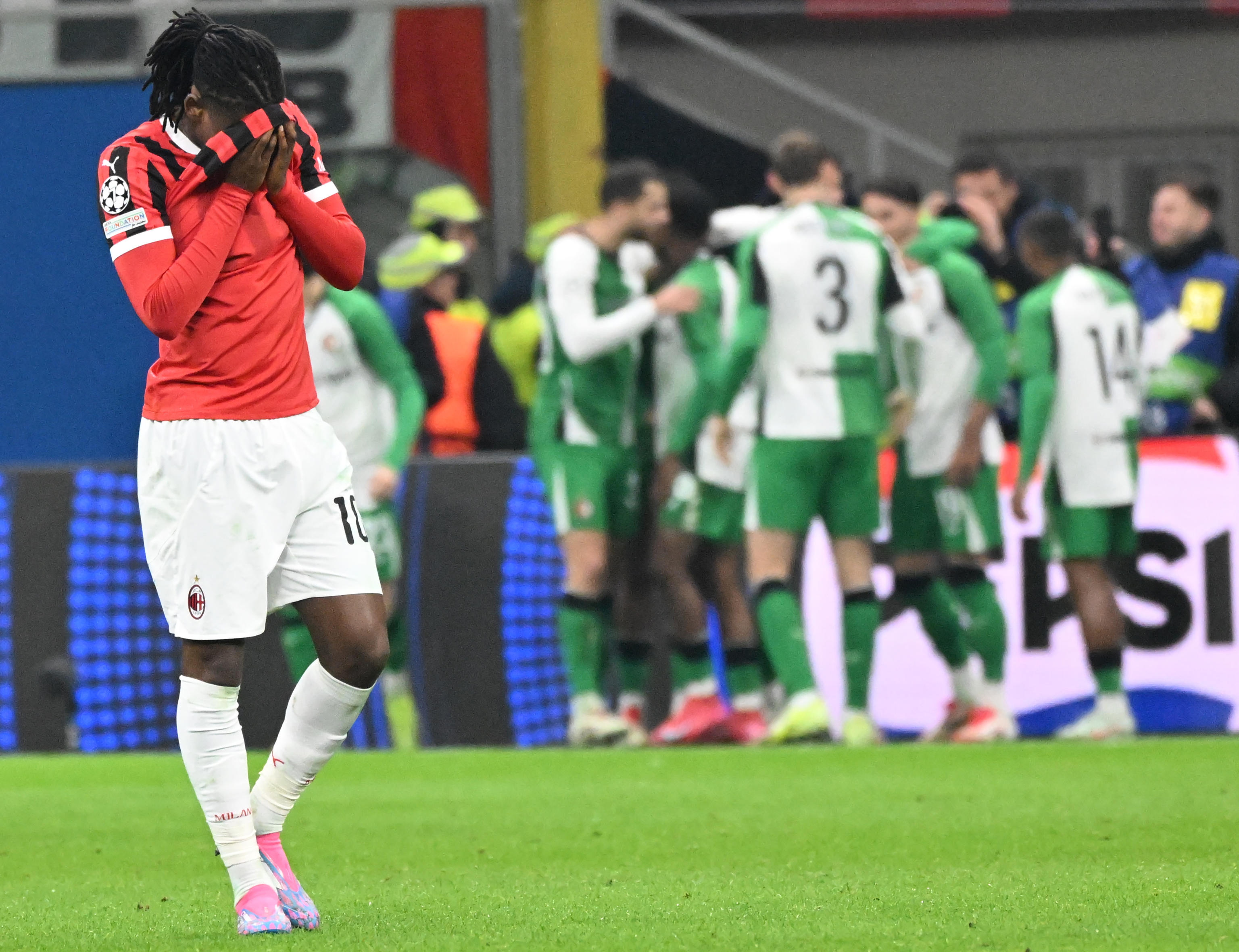 Feyenoord dio la sorpresa y eliminó al Milan de la Champions League: vea los goles