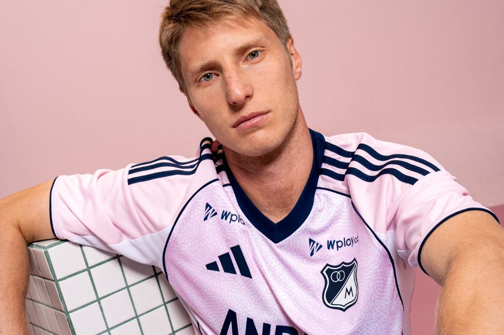 El defensor bogotano Andrés Llinás con la nueva camiseta alternativa de Millonarios.