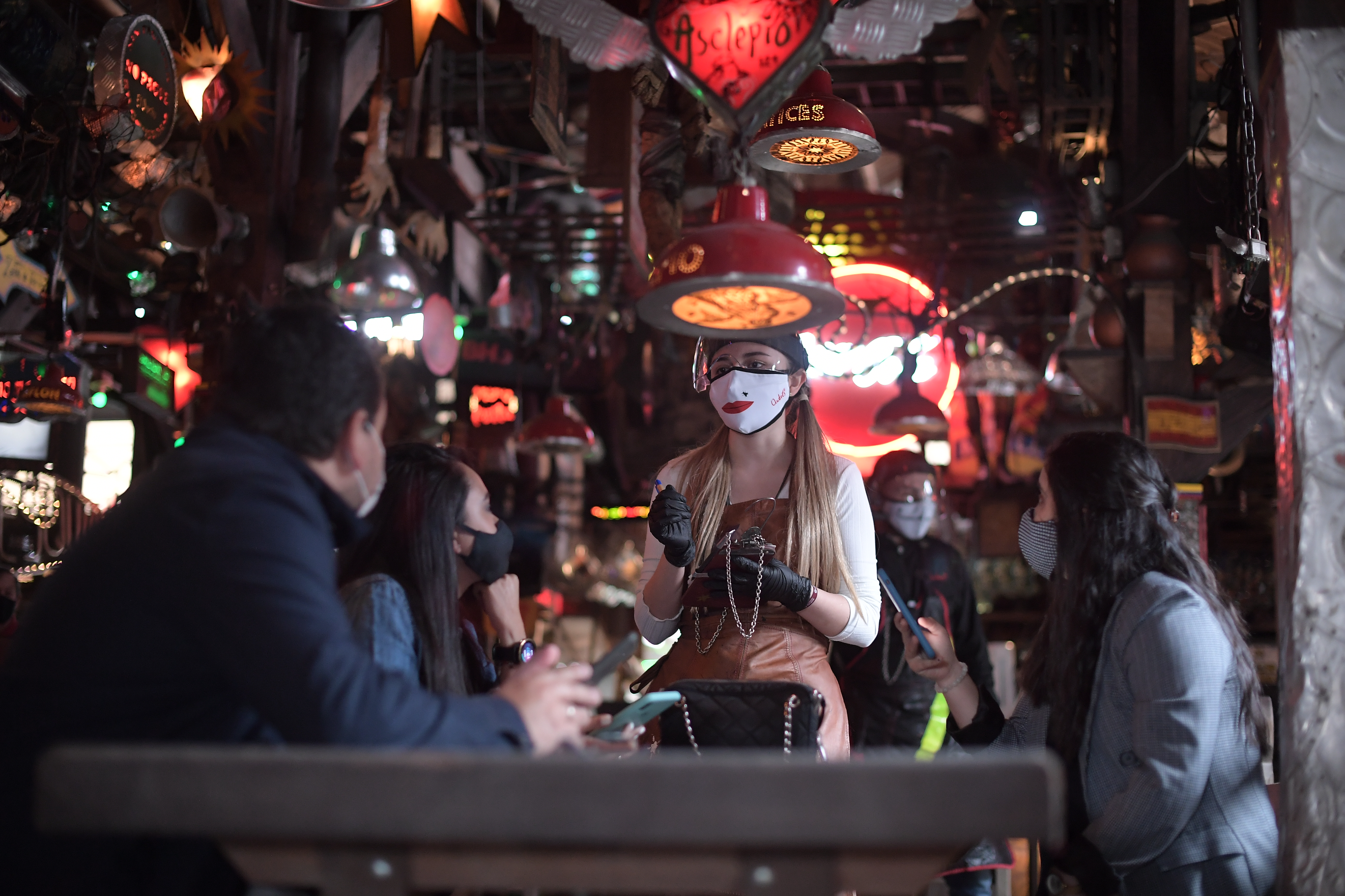Nuevos horarios para restaurantes y otras nuevas medidas en Bogotá
