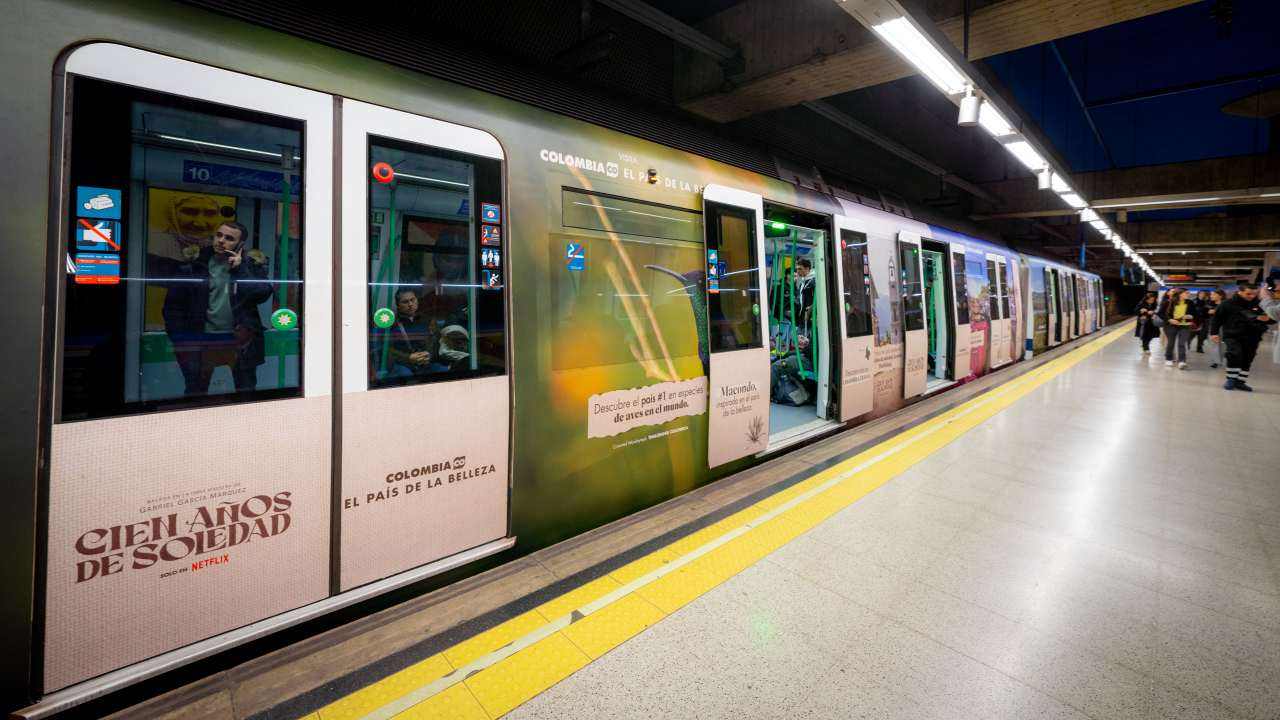 En Fitur, el Metro de Madrid se viste con la belleza de Colombia y “Cien Años de Soledad”