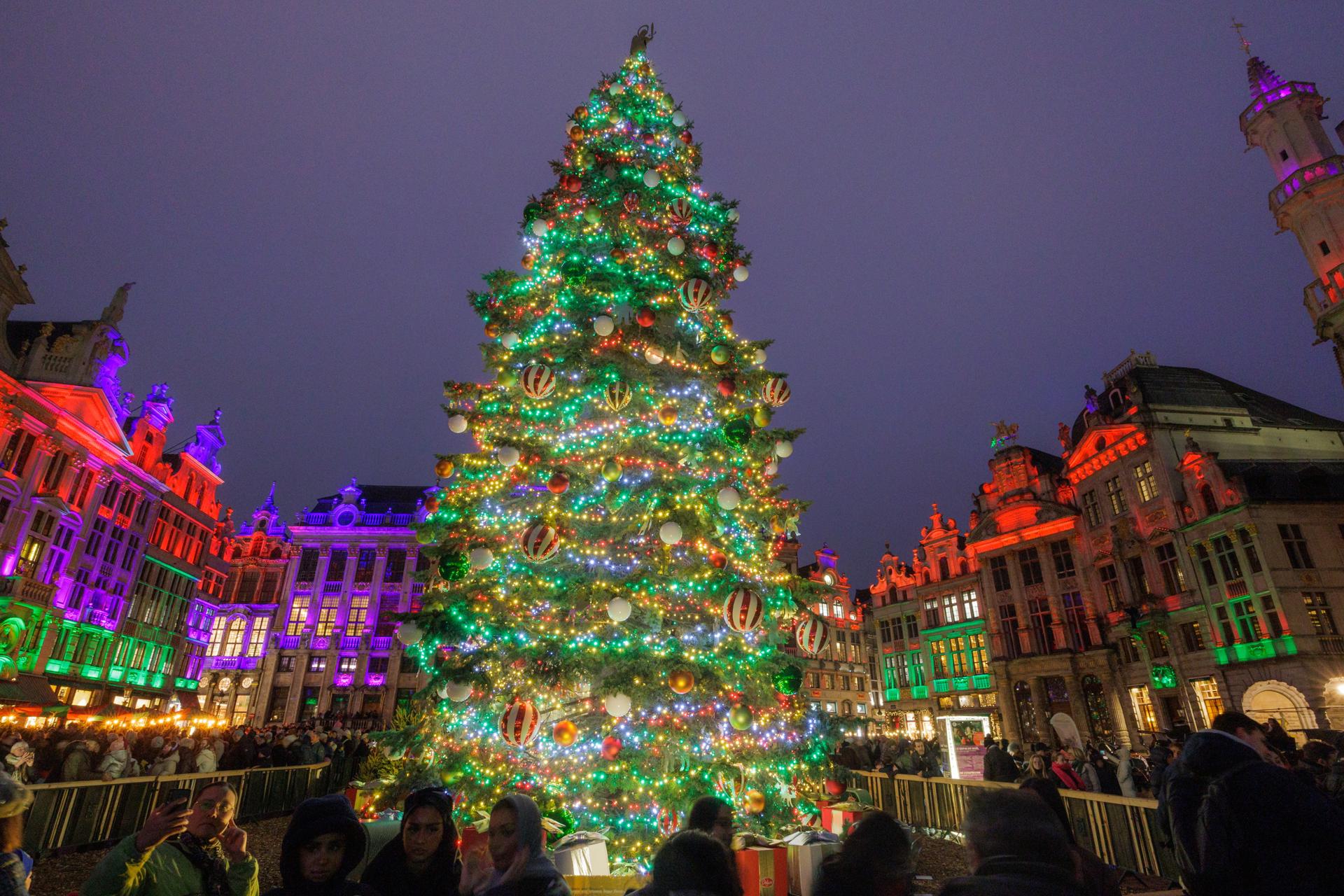 BELGIUM (BRUSSELS), 23/12/2025.- People visit the Grand Place with its illuminated Christmas tree during the Winter Wonders and Christmas Market in Brussels, Belgium, 23 December 2025. The Christmas tree is a Concolor Fir of 20 meters height, which is about 43 years old. (Bélgica, Bruselas) EFE/EPA/OLIVIER MATTHYS