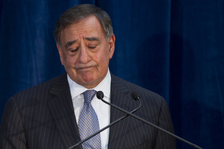 Panetta dice que no le consta que en caso Petraeus haya más oficiales