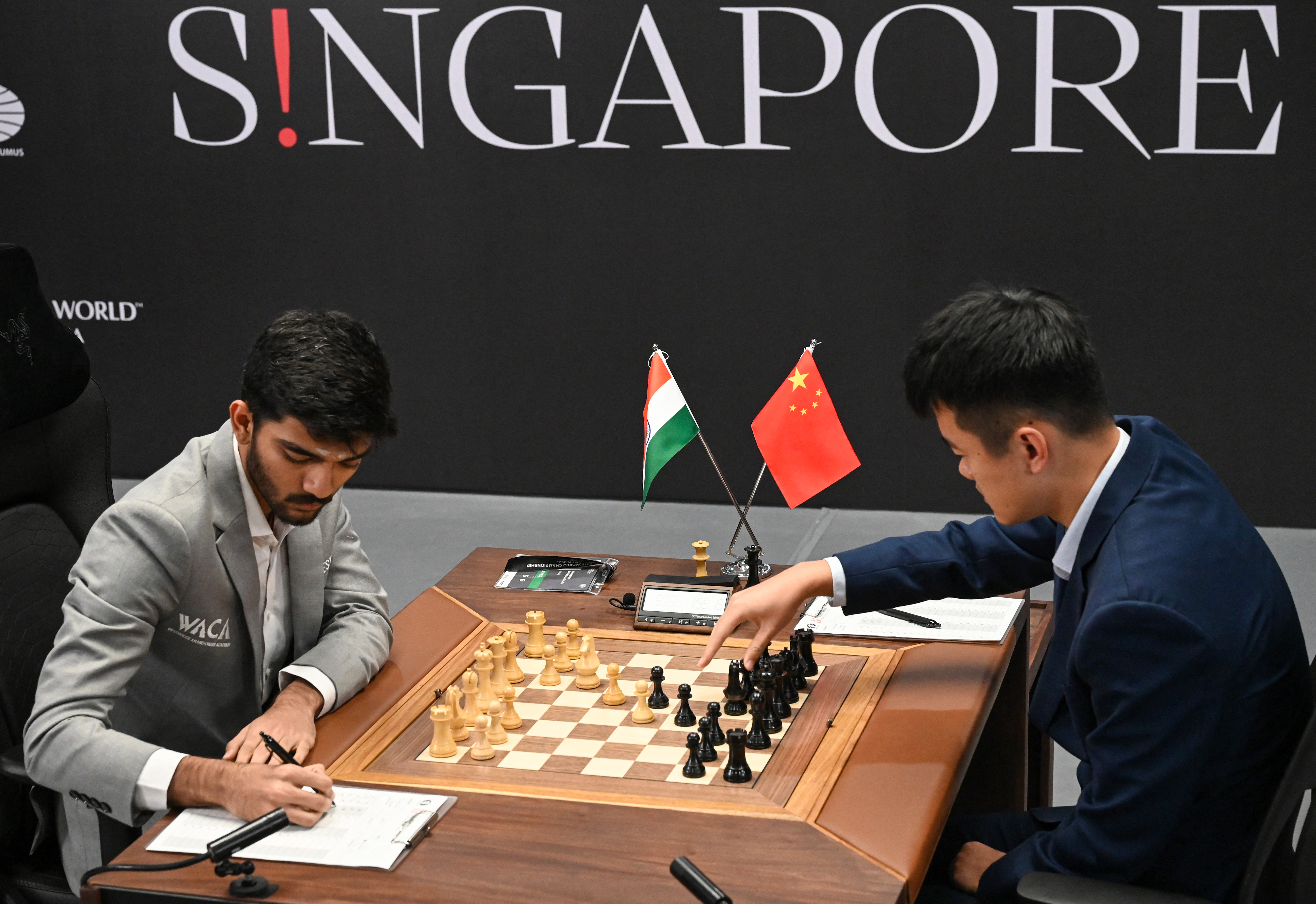 Ding Liren arrancó la defensa de su título mundial de ajedrez con victoria