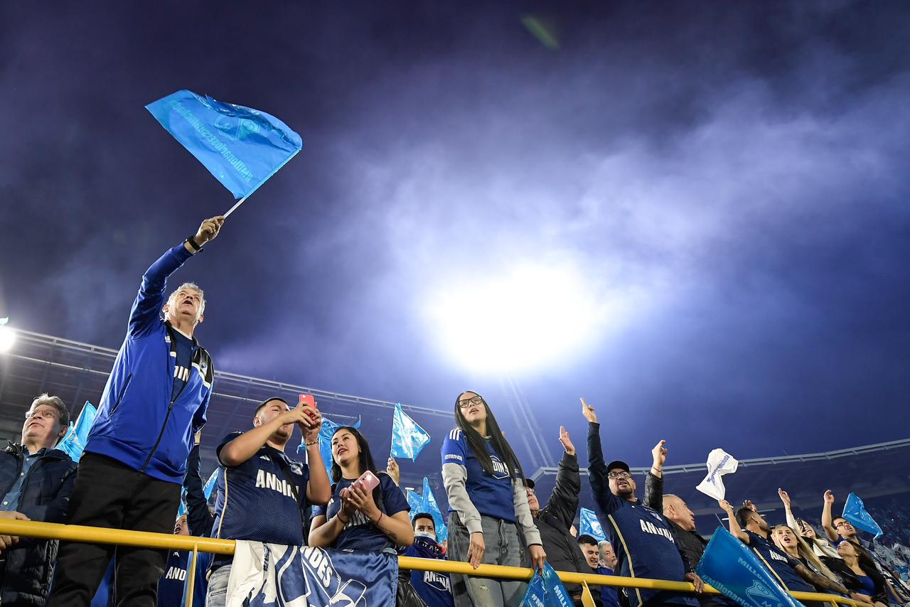 Los hinchas de Millonarios que asistieron este viernes a El Campín pintaron de azul cada una de las tribunas.