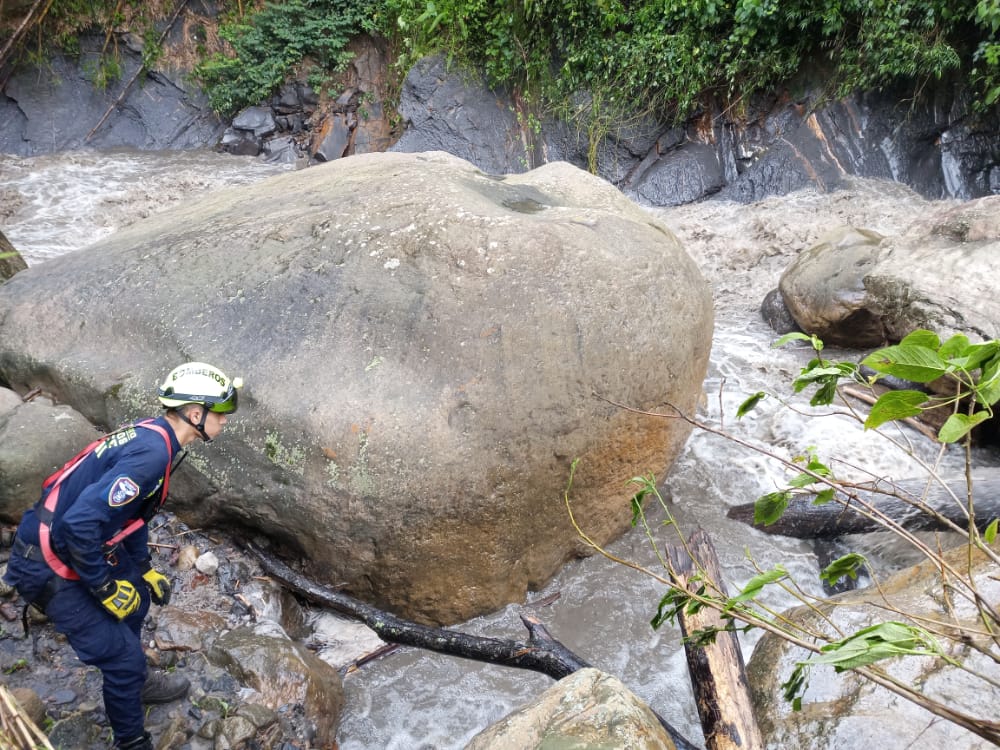 Buscan a dos bogotanas, que se las llevó una creciente en El Colegio, Cundinamarca