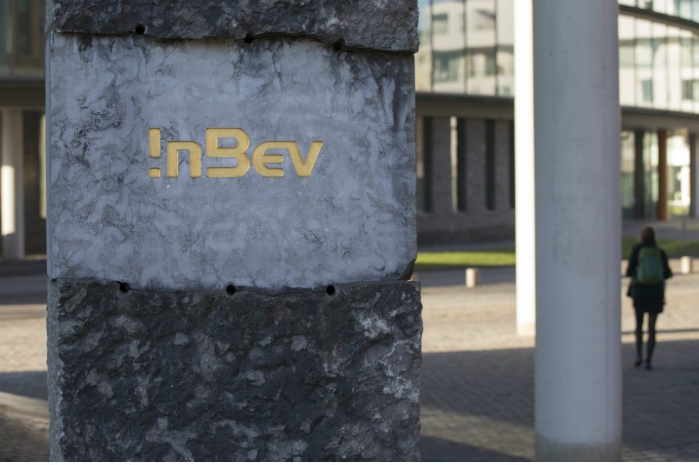 AB InBev se reorganiza tras impacto de marketing por el Mundial