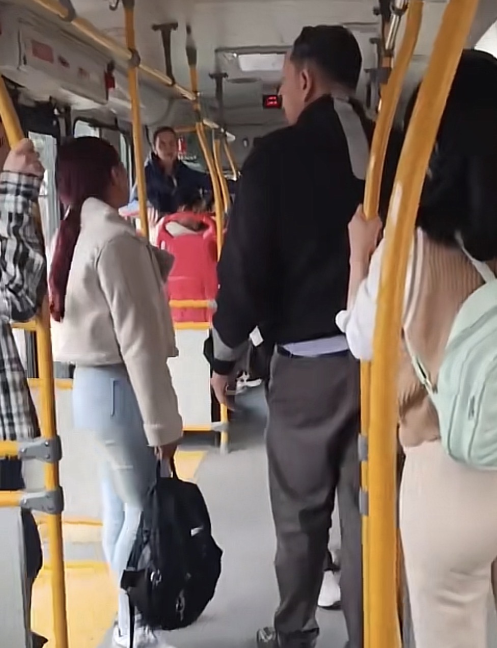 Por no parar donde ella exigía, pasajera agredió a conductor del SITP