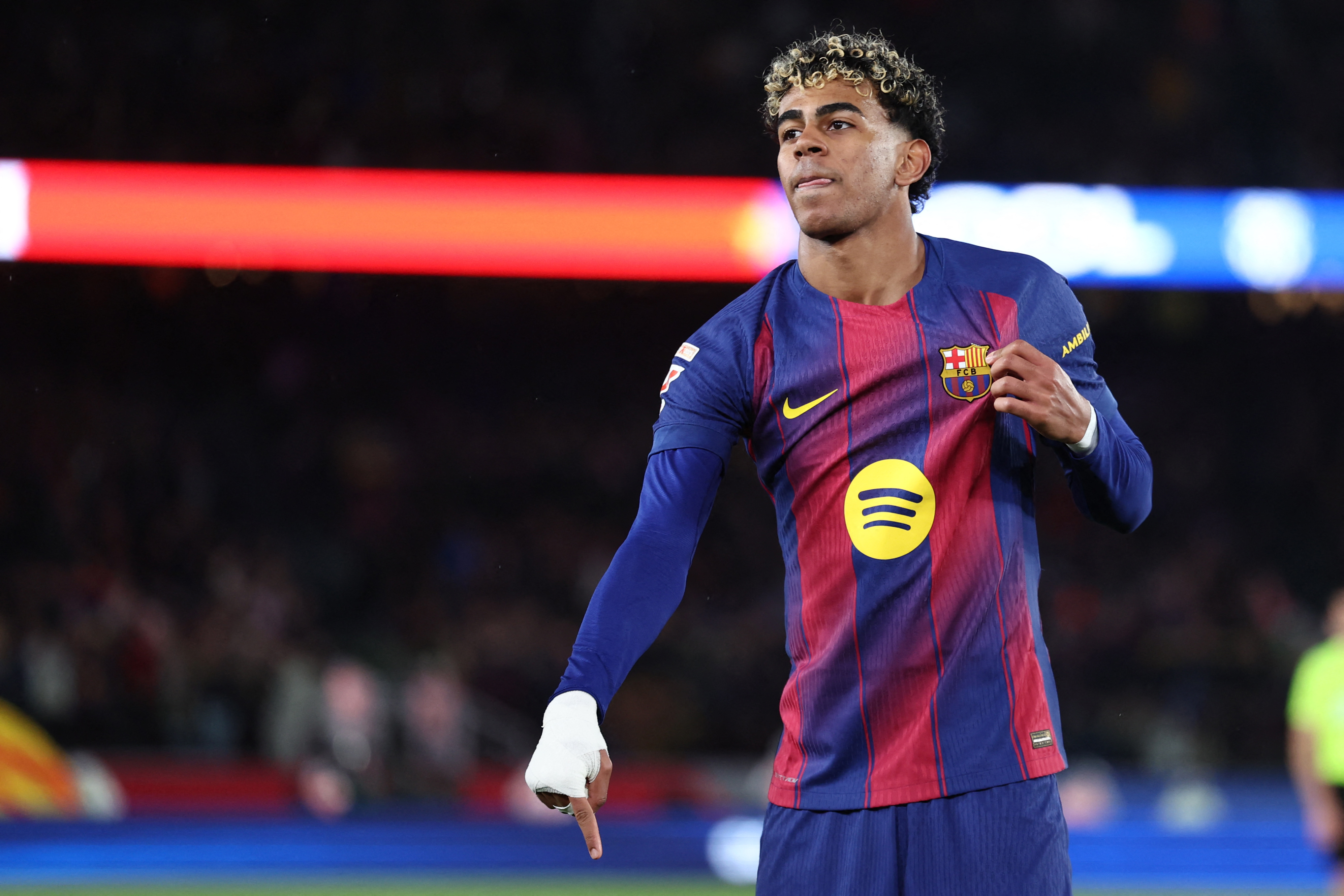Lamine Yamal, con una impresionante chilena, selló goleada del Barcelona: video