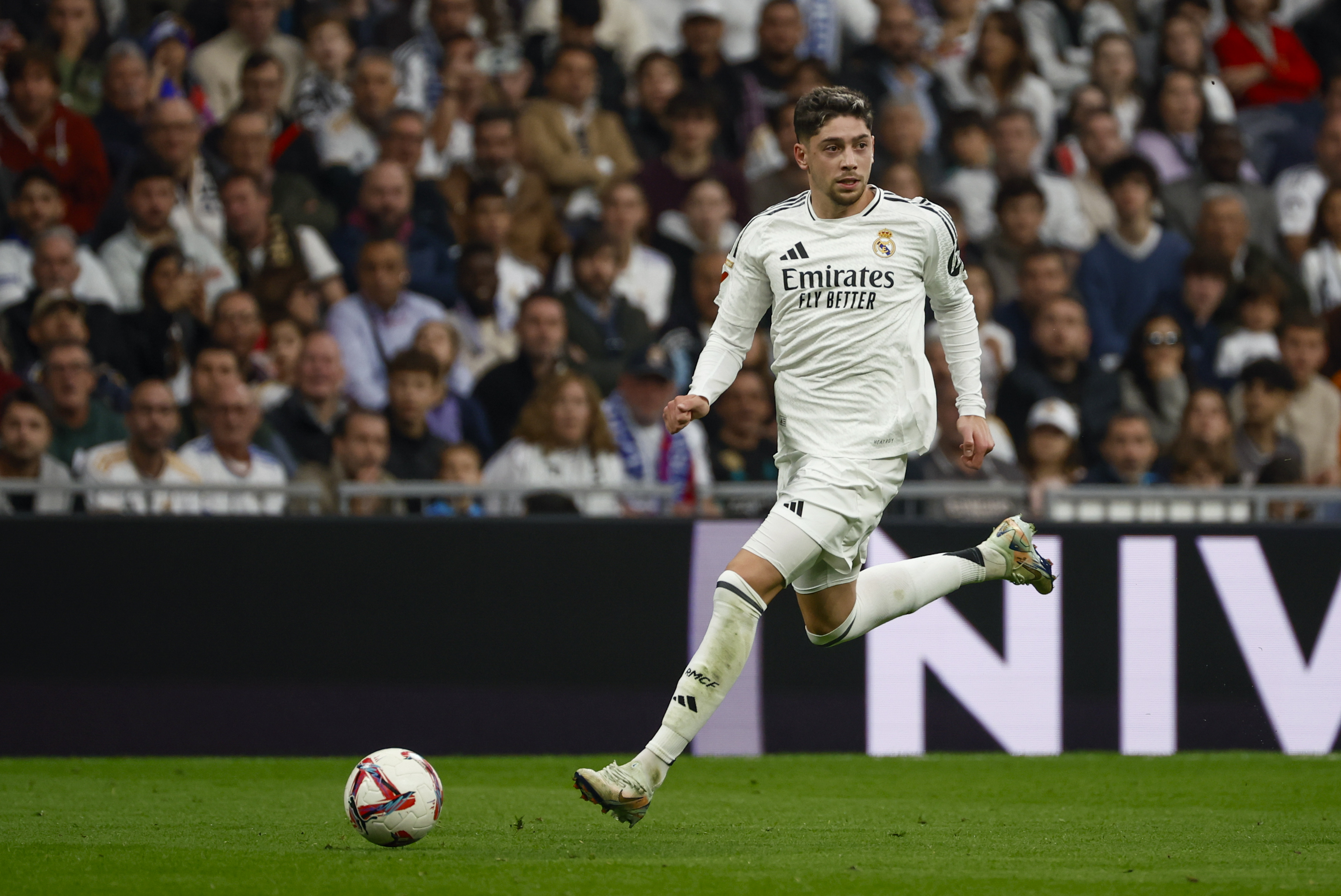 MADRID, 09/11/2024.- El centrocampista uruguayo del Real Madrid Fede Valverde durante el partido de la jornada 13 de LaLiga entre Real Madrid y Osasuna, este sábado en el estadio Santiago Bernabéu en Madrid.-EFE/ Daniel González