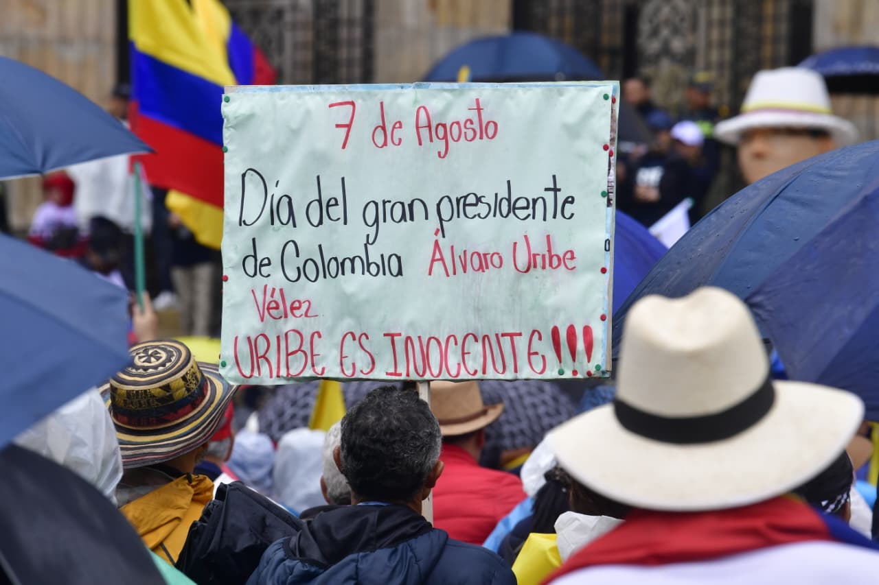 Así se viven las marchas en rechazo a la condena contra el expresidente Álvaro Uribe.