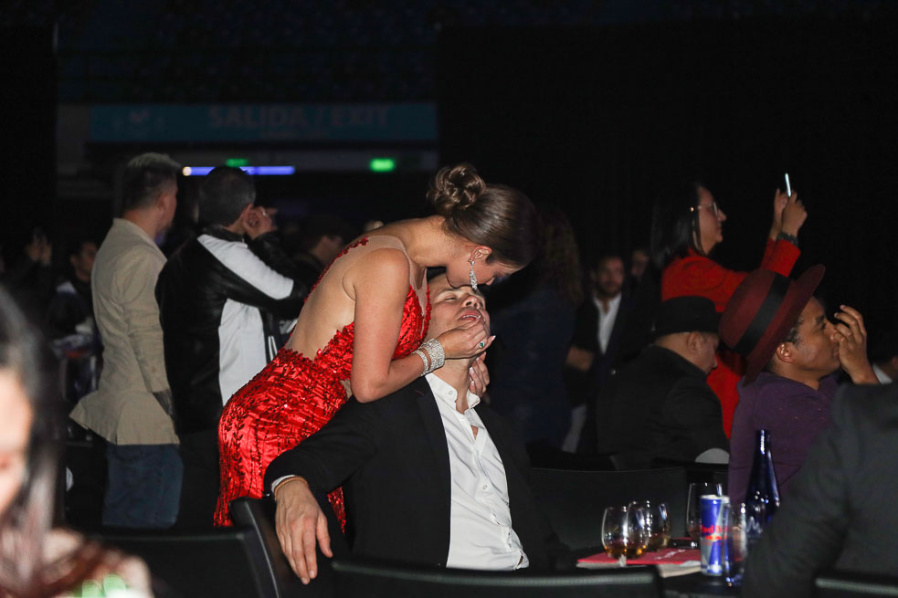 Paparazzi: Elianis Garrido con su esposo disfrutando de una elegante fiesta