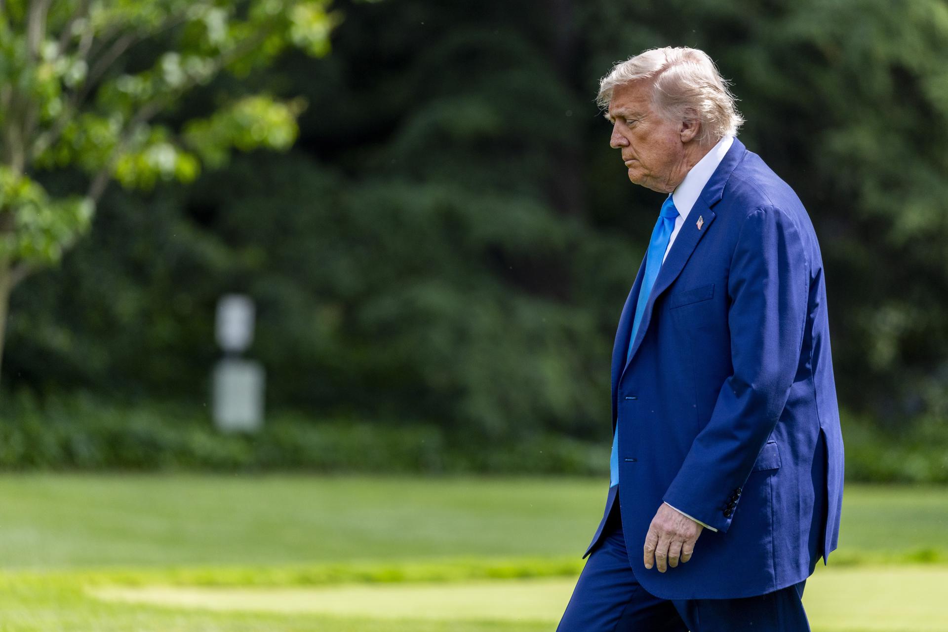 WASHINGTON (United States), 06/06/2025.- US President Donald J. Trump walks to board Marine One on the South Lawn of the White House in Washington, DC, USA, 06 June 2025. US Attorney General Pam Bondi announced on 06 June that Kilmar Abrego Garcia is returning to the US to face federal charges. Kilmar Abrego Garcia was deported by the Trump administration to El Salvador on 15 March. EFE/EPA/SHAWN THEW
