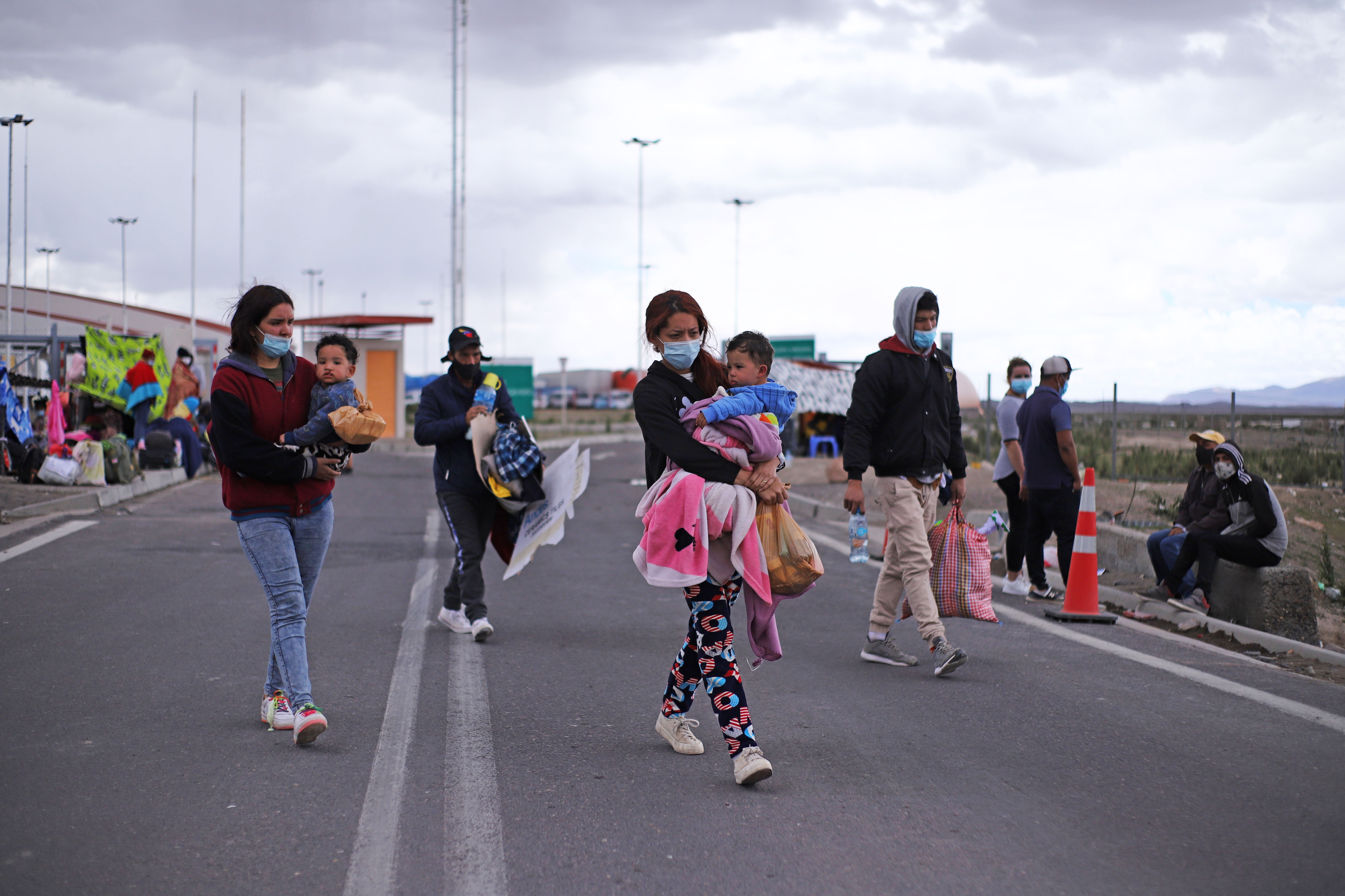 Las autoridades trasladaron a una parte de los inmigrantes en autobuses hasta refugios y residencias sanitarias de Iquique, ciudad que se encuentran en cuarentena por el alto número de contagios por coronavirus. Otros llegan caminando y acampan en plazas y playas.