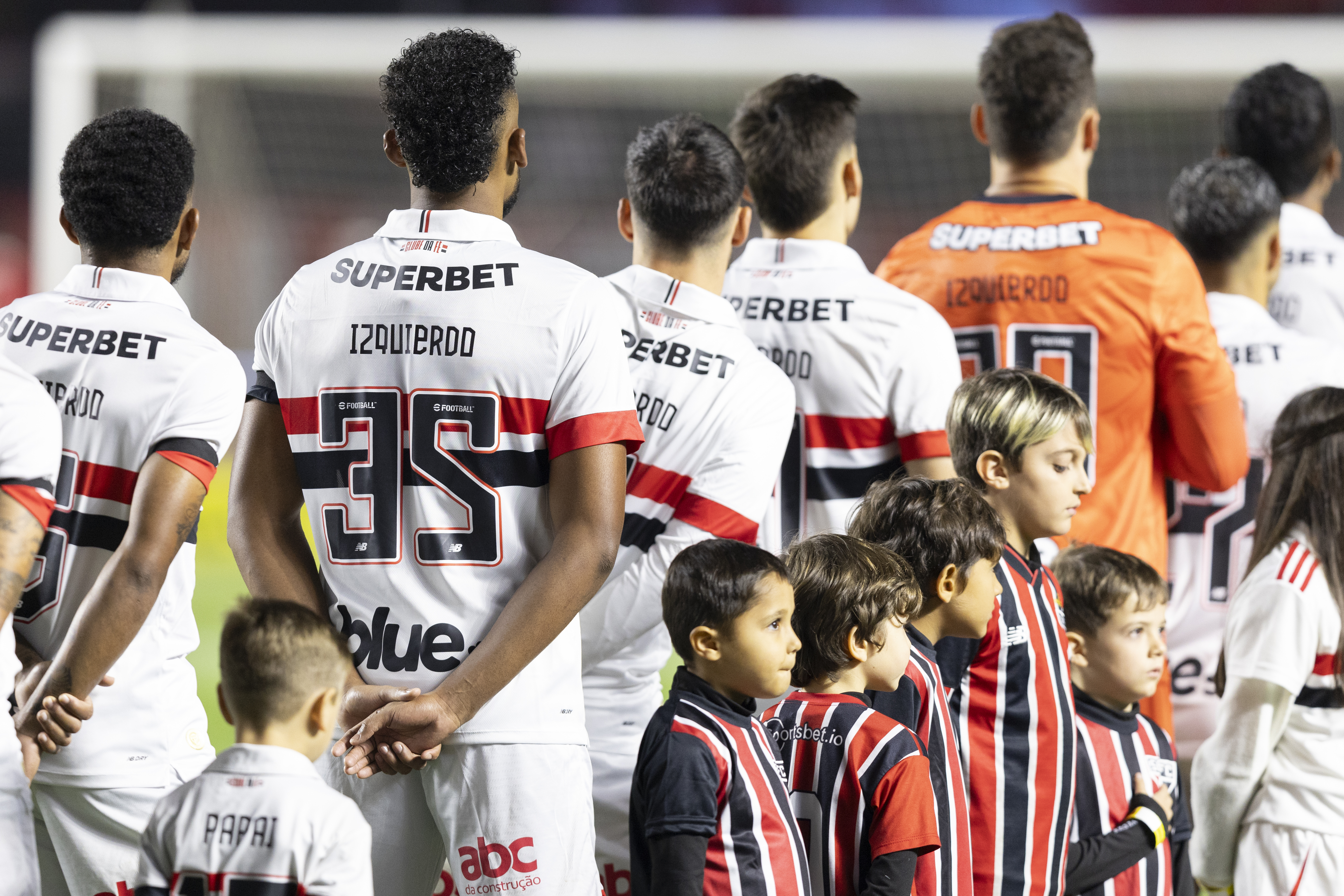 AME4122. SAO PAULO (BRASIL), 28/08/2024.- Jugadores de São Paulo rinde homenaje al jugador uruguayo Juan Manuel Izquierdo este martes, previo al partido de cuartos de final de la Copa Brasil entre Sao Pablo y Atlético Mineiro en el estadio Morumbi en Sao Paulo (Brasil). EFE/ Isaac Fontana