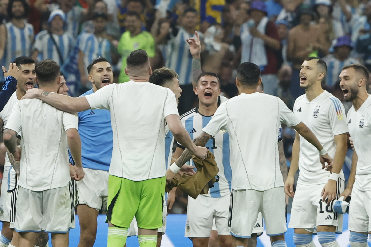 GR2072. LUSAIL (CATAR), 13/12/2022.- Jugadores de Argentina celebran hoy, tras un partido de semifinales del Mundial de Fútbol Qatar 2022 entre Argentina y Croacia en el estadio de Lusail (Catar). EFE/ Juanjo Martin