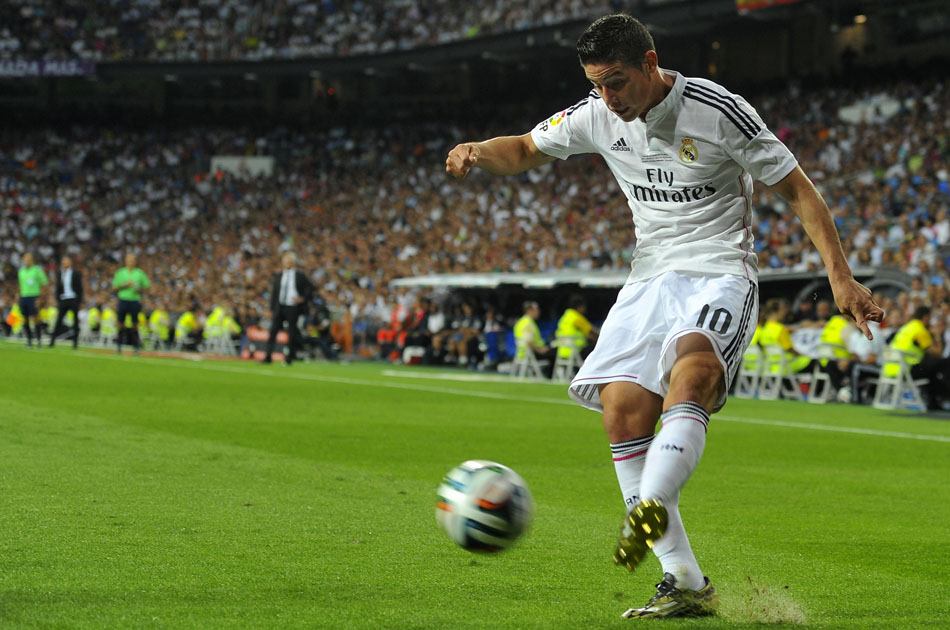 Estamos intentando poner a James en una posición más retrasada: Ancelotti
