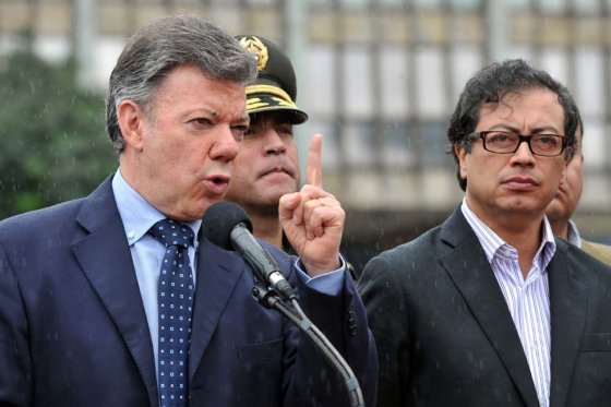 El presidente Juan Manuel Santos y el alcalde Gustavo Petro en un consejo de seguridad en marzo de 2013