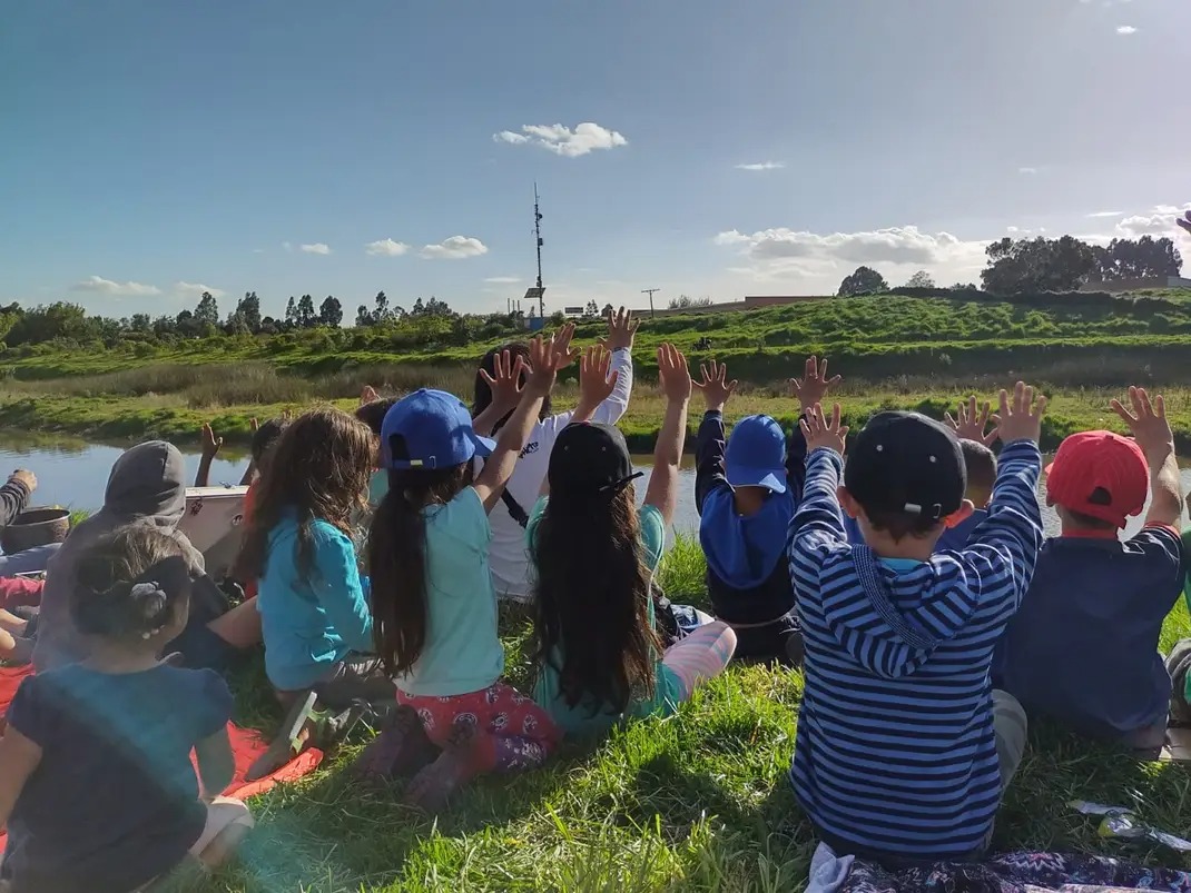 Guardianes en la orilla: jóvenes que enseñan a niños de Suba a amar al río Bogotá