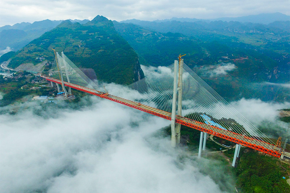 China termina construcción del puente más alto del mundo