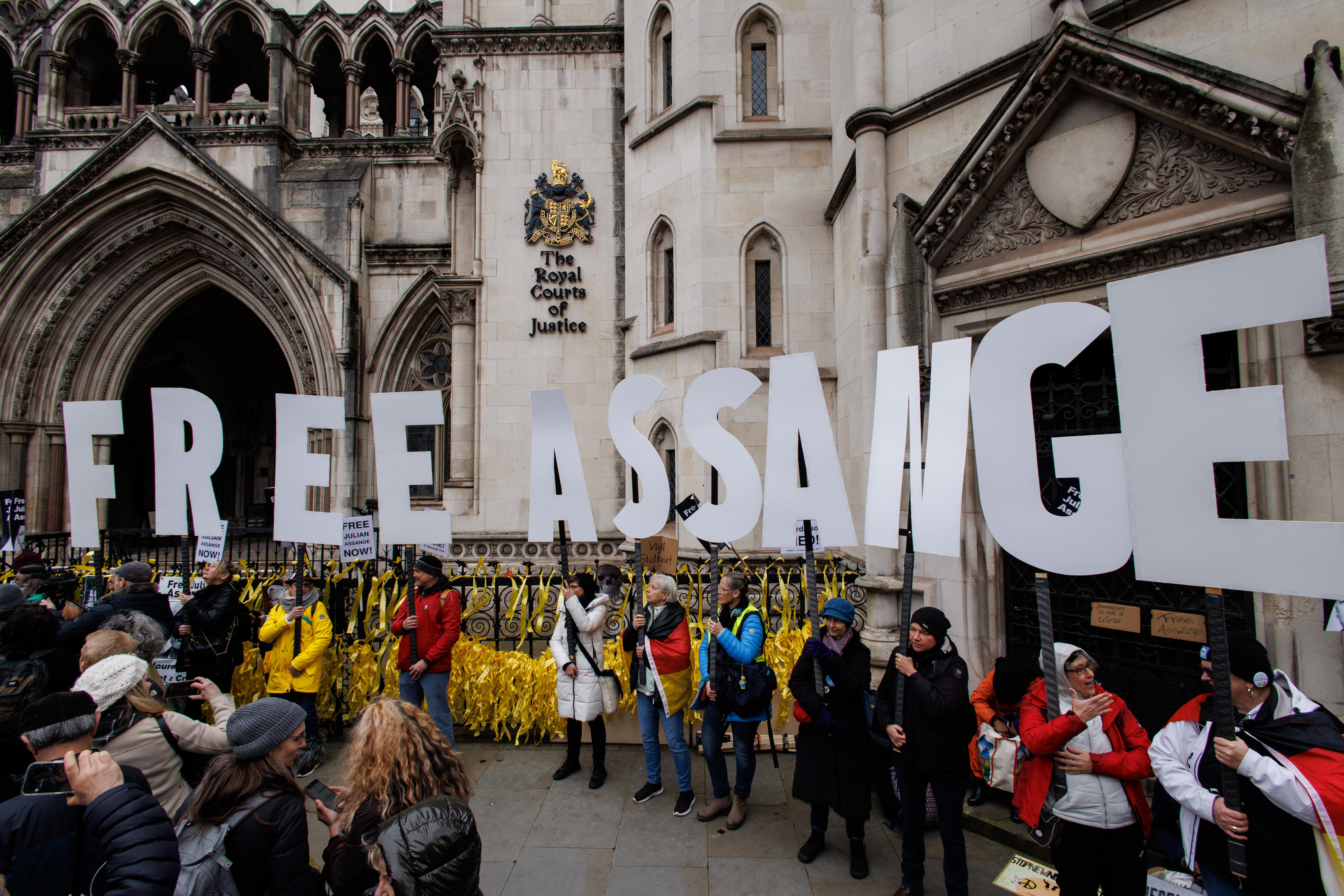 Información revelada por WikiLeaks era de “interés público”: defensa de Assange