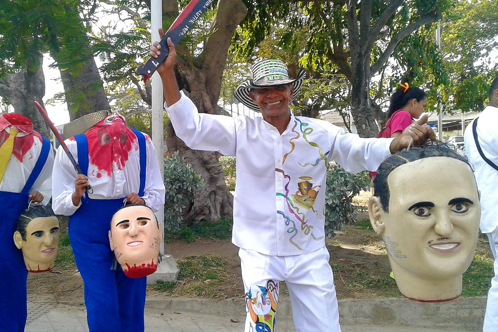 El hombre sin cabeza que causa pánico y gracia en Barranquilla