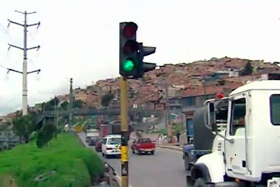 Puente peatonal construido cerca a semáforo, otra obra inútil de Bogotá