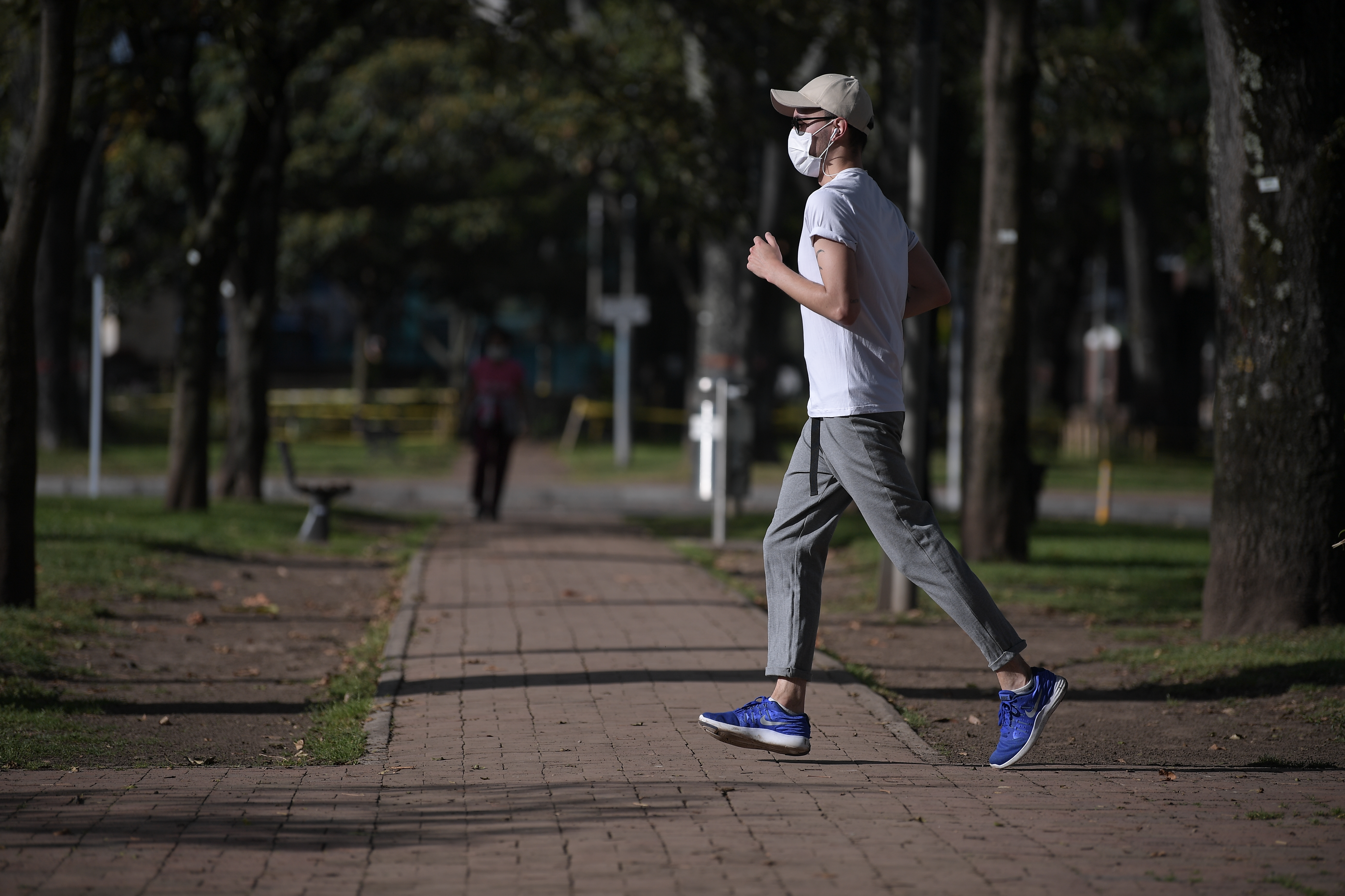 Cientos de bogotanos salieron de sus casas, entre las 6:00 y las 10:00 de la mañana a realizar actividades deportivas, en medio del confinamiento por el Covid-19.