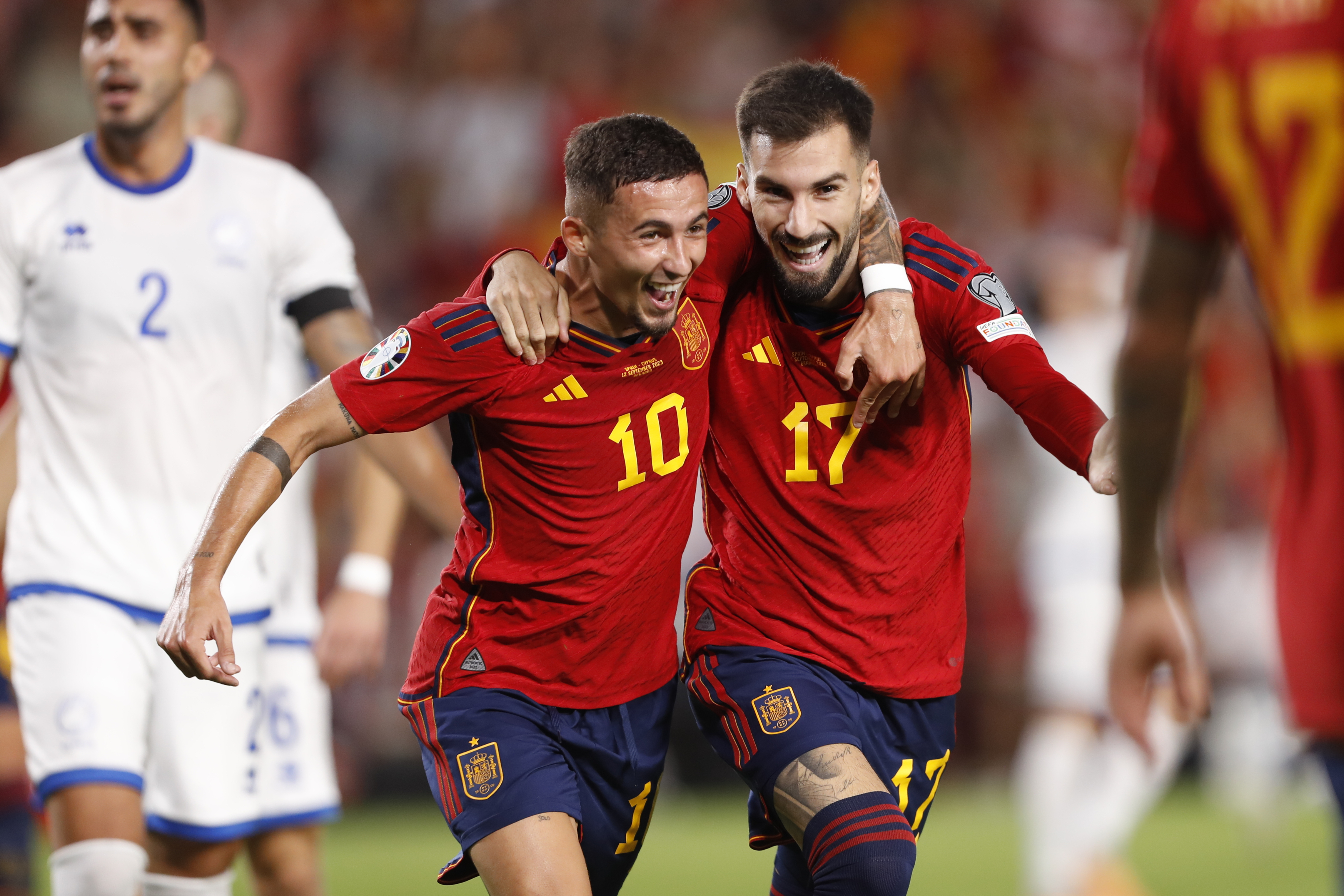 GRANADA, 12/09/2023.- El centrocampista de la selección española Alejandro Rodriguez Baena (d) celebra su gol, durante el partido de clasificación para la Eurocopa 2024 que los combinados de España y Chipre juegan hoy martes en el estadio Nuevo Los Cármenes, en Granada. EFE/Jorge Zapata