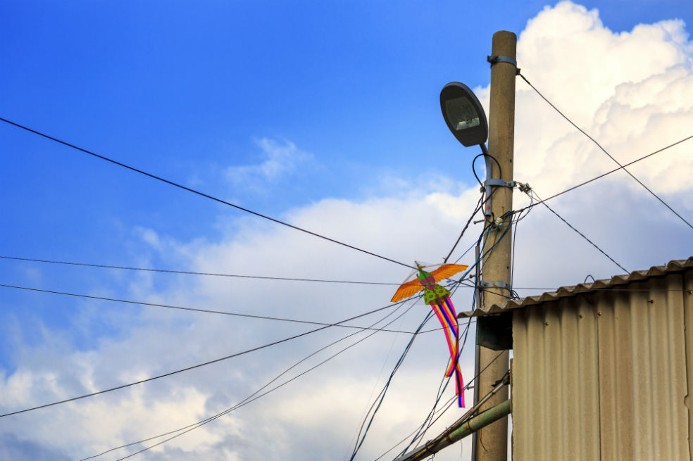 ¿Qué hacer si una cometa se enreda en los cables de la luz?