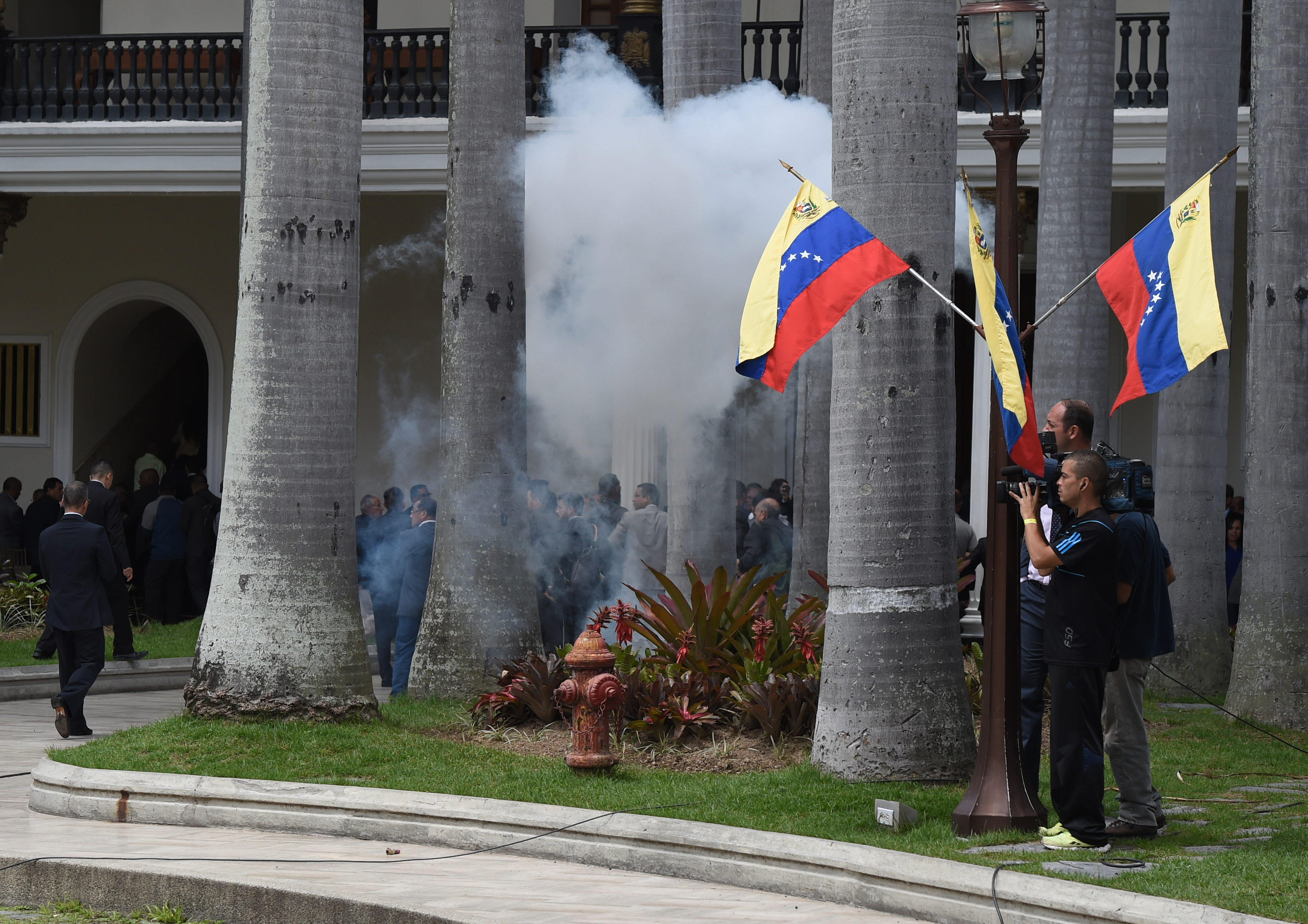 Colectivos irrumpen en la Asamblea Nacional en Venezuela