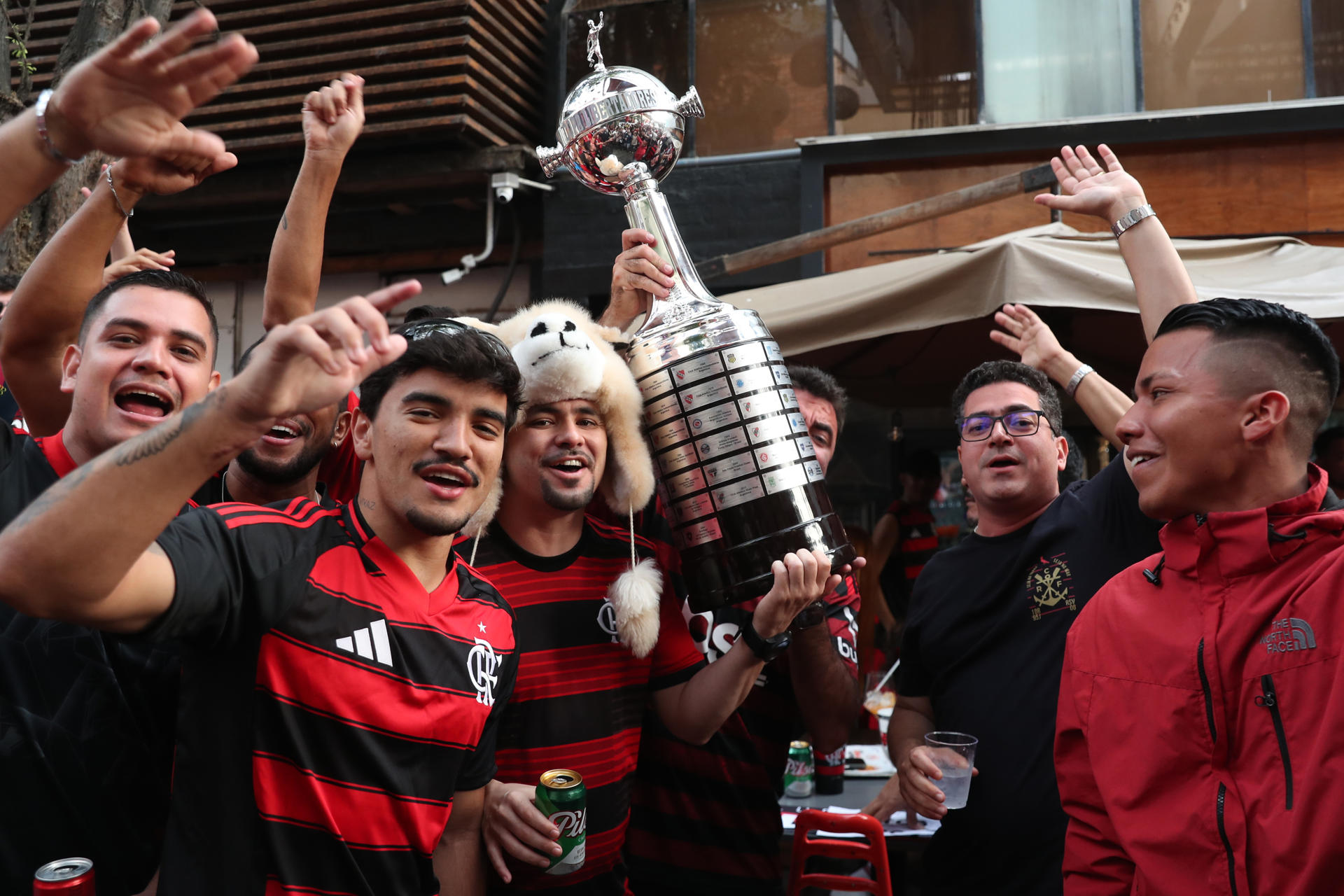 AME3528. LIMA (PERÚ), 27/11/2025.- Hinchas de Flamengo se reúnen este jueves, previo al partido de la Copa Libertadores entre Flamengo y Palmeiras que se disputará el sábado en el estadio Monumental, en Lima (Perú). EFE/ Paolo Aguilar
