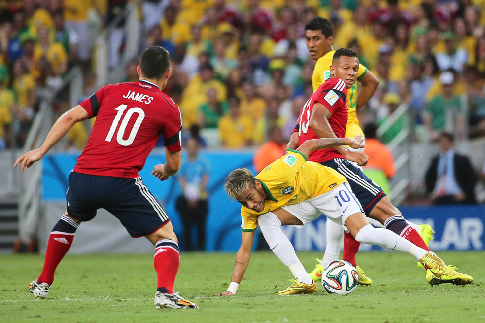 James Rodríguez (izq.) y Neymar en los cuartos de final de Brasil 2014. 