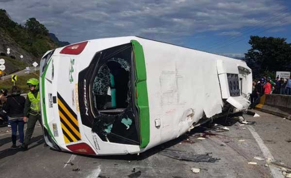 Un muerto y 44 heridos deja accidente en vía Bogotá – La Vega