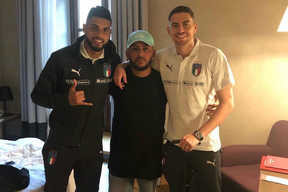 Cristian Gómez les cortó el cabelloa Emerson y Jorginho,brasileños nacionalizados italianos que juegan en Chelsea.