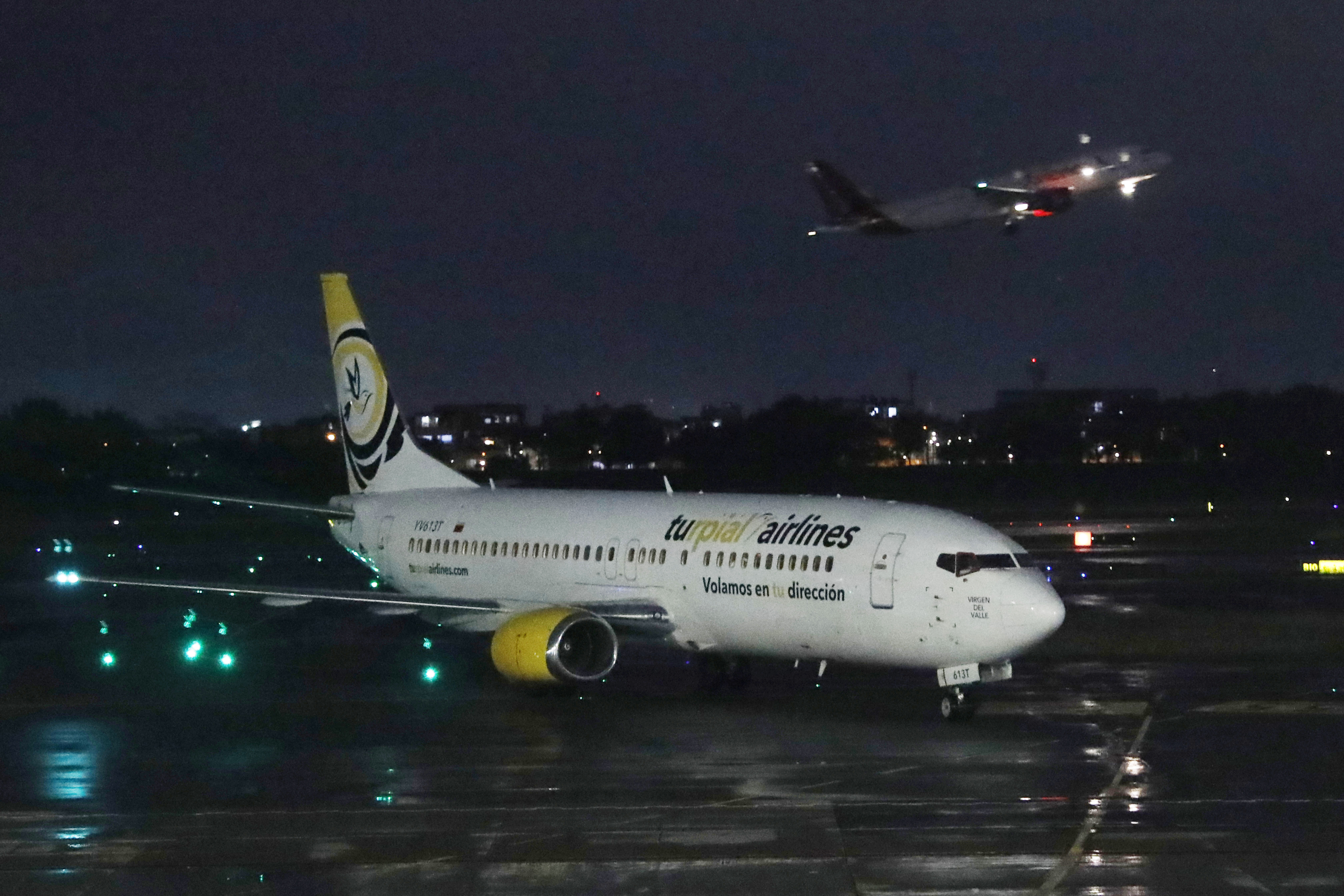 BOG400. BOGOTÁ (COLOMBIA), 04/10/2022.- El avión del vuelo 8820 de la aerolínea Turpial llega al Aeropuerto El Dorado procedente de Caracas, hoy, en Bogotá (Colombia). La aerolínea venezolana Turpial, realizó este lunes su primer vuelo procedente de Caracas (Venezuela), al Aeropuerto El Dorado de Bogotá luego de la apertura de fronteras y reactivación económica acordada por los Gobiernos de ambos países. EFE/Carlos Ortega